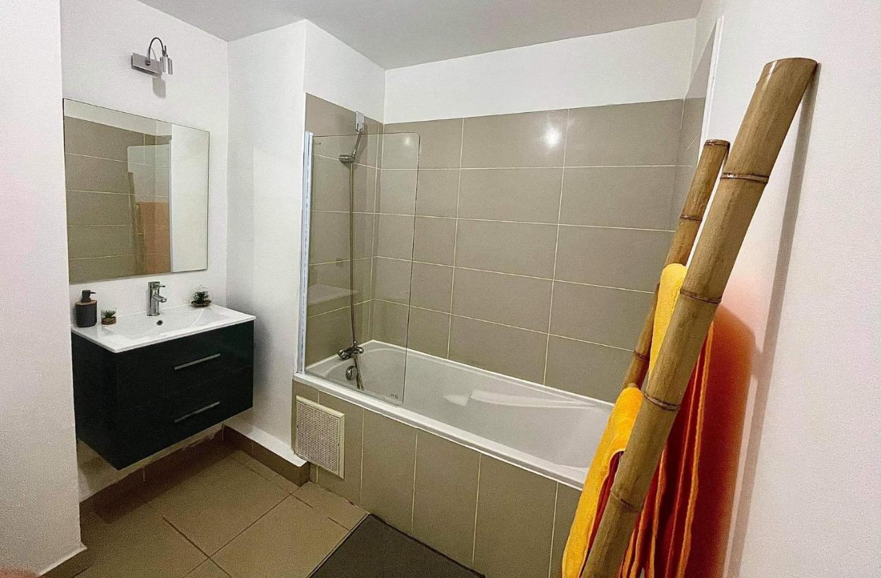 Appartement Entièrement équipé, climatisé, Wifi, au dernier étage sans vis à vis à Saint-Denis Extérieur photo