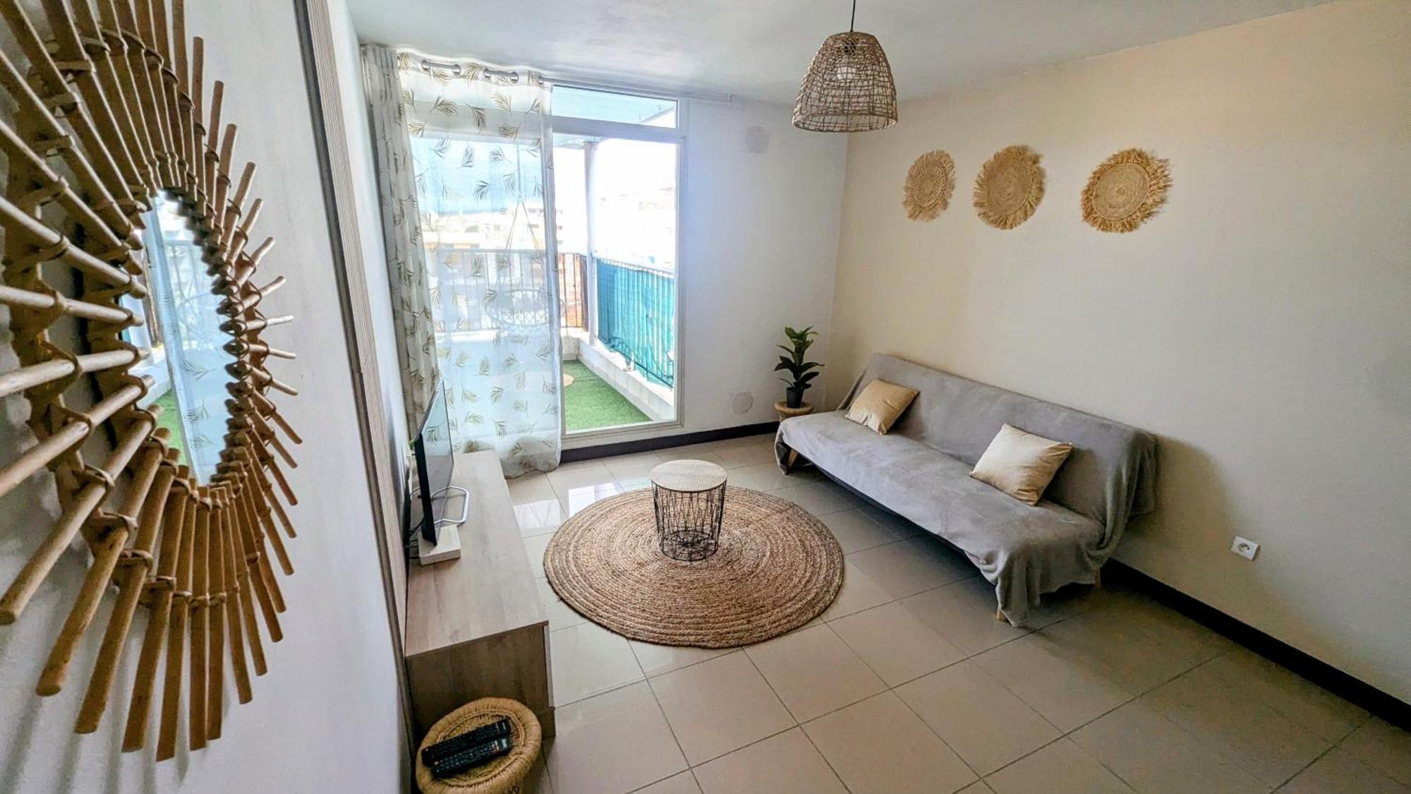 Appartement Entièrement équipé, climatisé, Wifi, au dernier étage sans vis à vis à Saint-Denis Extérieur photo
